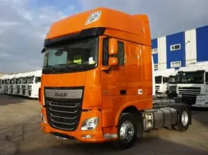 Седельный тягач DAF XF 106.460 оранжевого цвета